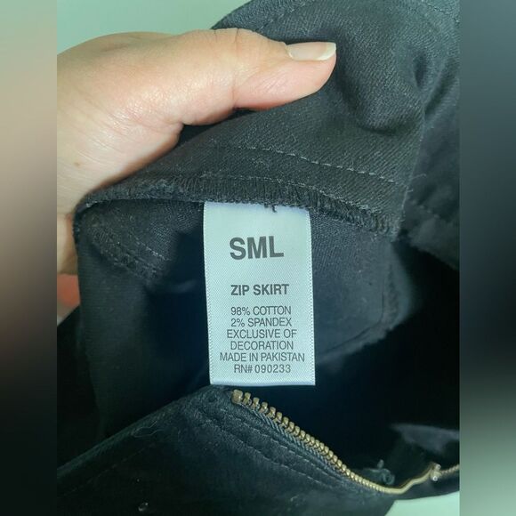 Bullhead Junior's Black Denim Mini Skirt Size Small- 022 - Picture 4 of 4